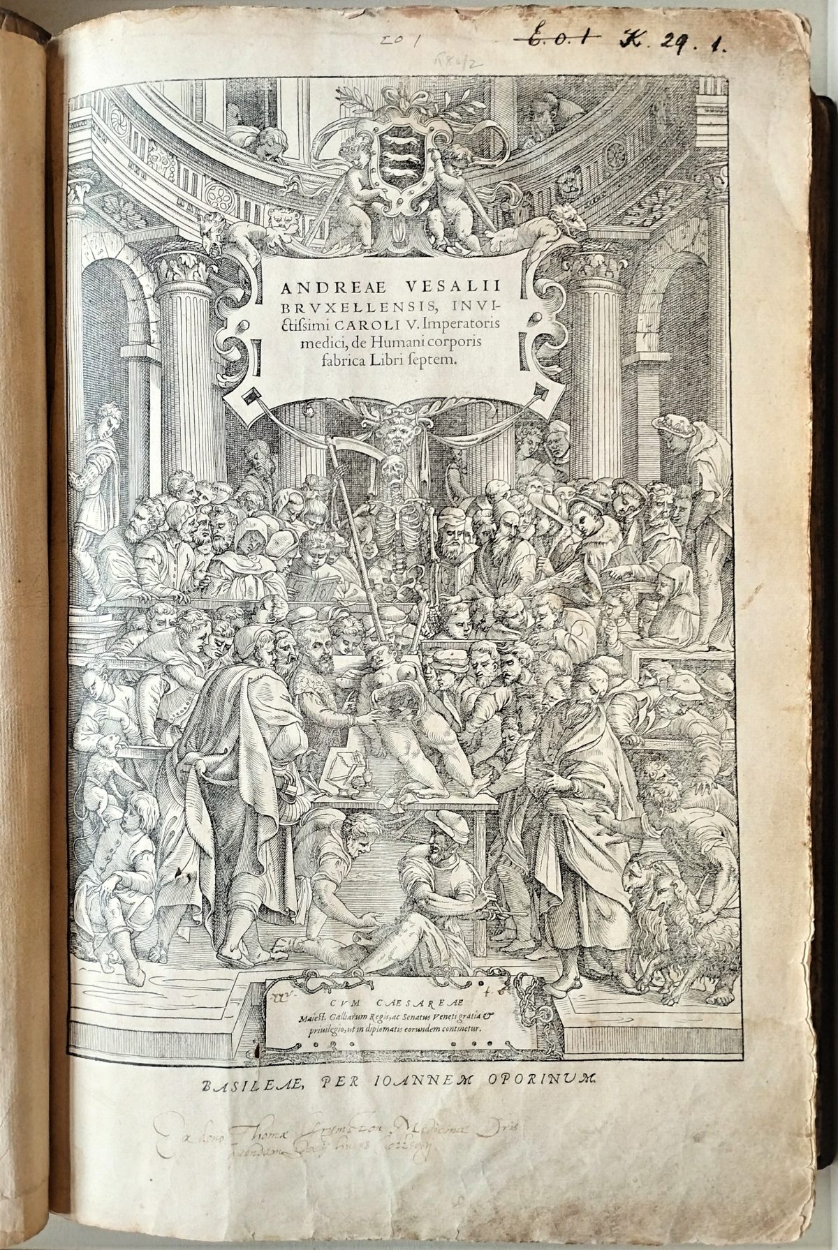 Illustrated title page of the book "De humani corporis fabrica libri septem" by Andreas Vesalius. A crowd watches the dissection of a woman. In the crowd there are men, children and animals.