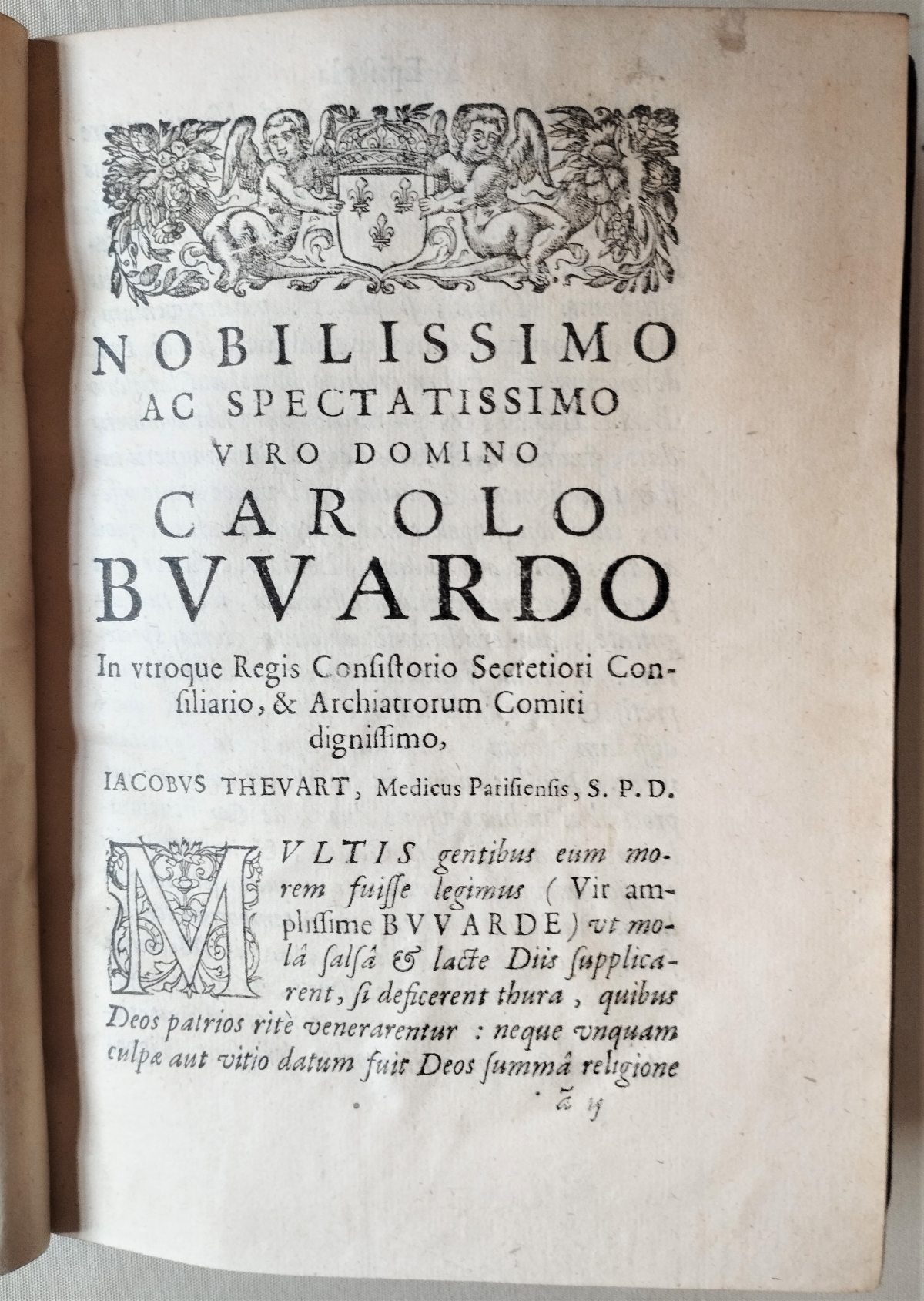 An unnumbered page in a 17th-century printed book, with a decorative woodcut above a dedication in Latin beginning 'Nobilissimo ac spectatissimo viro domino Carolo Buvardo ...'