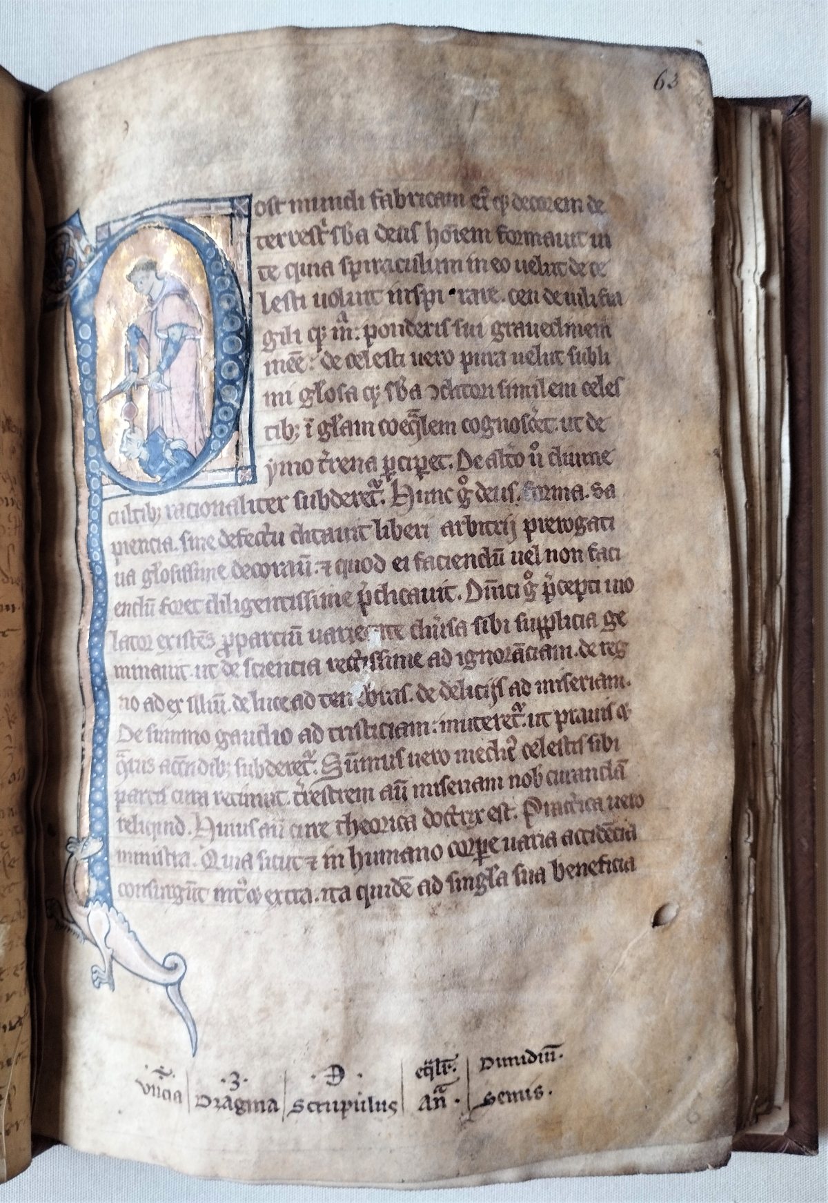 Handwritten page with the illustration of a trepanned man within an initial in the top left corner. 