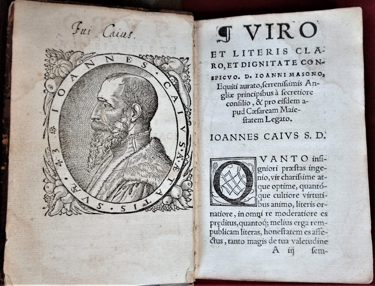 Two pages from the book "Opera aliquot et versiones" by John Caius. On the left an engraved picture of Caius and on the right the beginning of the text, with a decorated initial. 