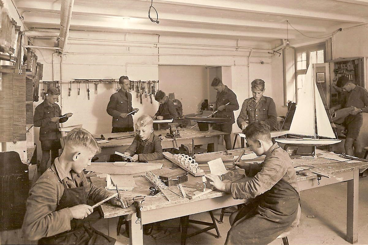 Boys conducting a woodworking experiment. Photo: Dietrich Schulz