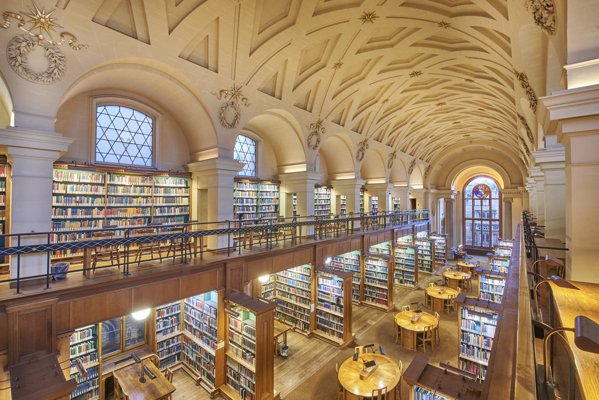 Библиотека рэу. Библиотека Кембриджского университета. Кембридж университет библиотека. Библиотека Тринити-колледжа, Дублин, Ирландия. Библиотека Кембриджа Университетская.