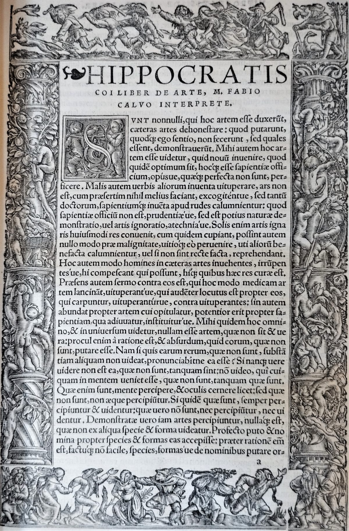 First page of the text, chiefly decorated with woodcuts on the side and with an engraved initial, letter S. Text in Latin. 