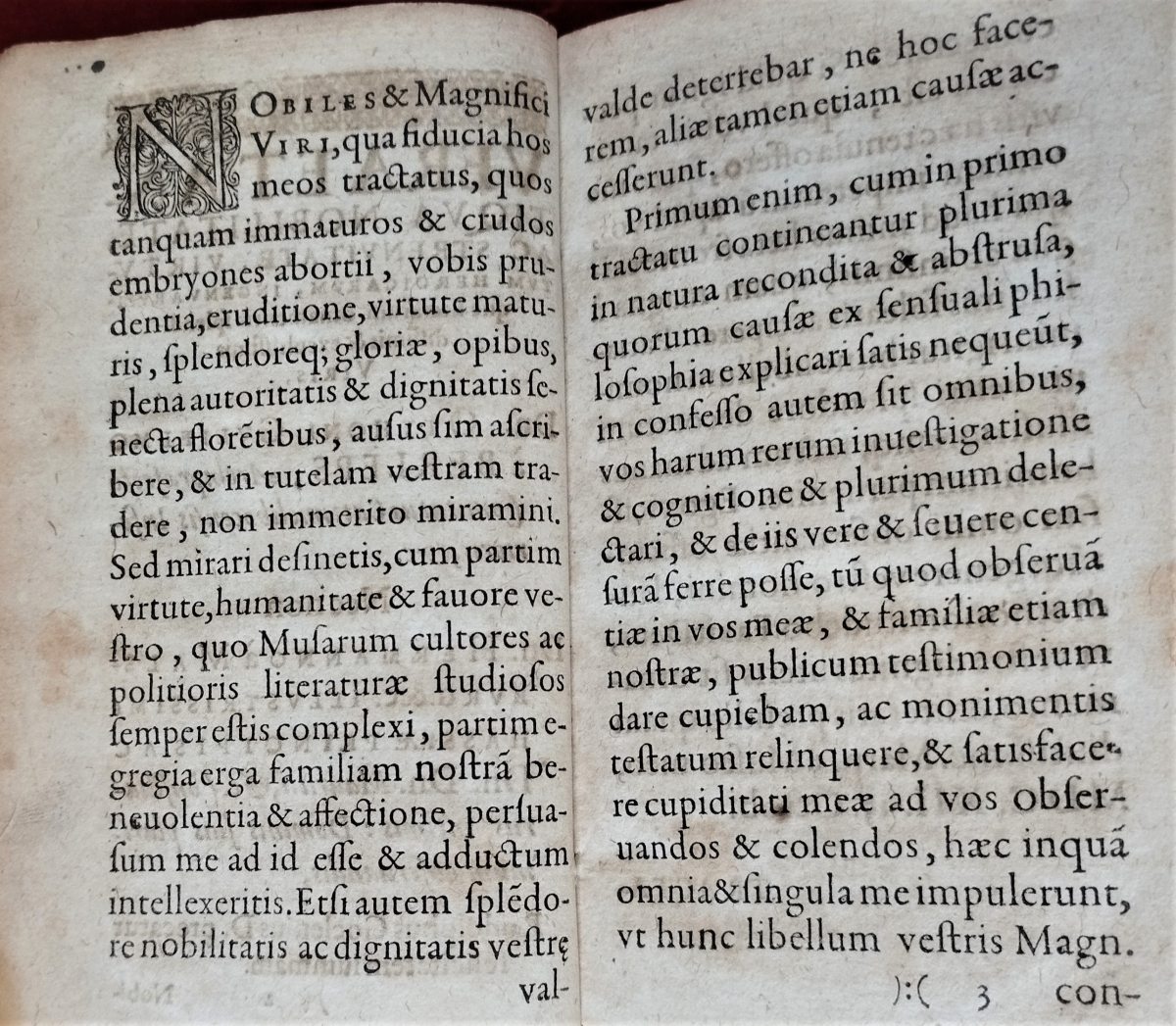 Two unnumbered pages in a 17th-century printed book, with a preface in Latin.